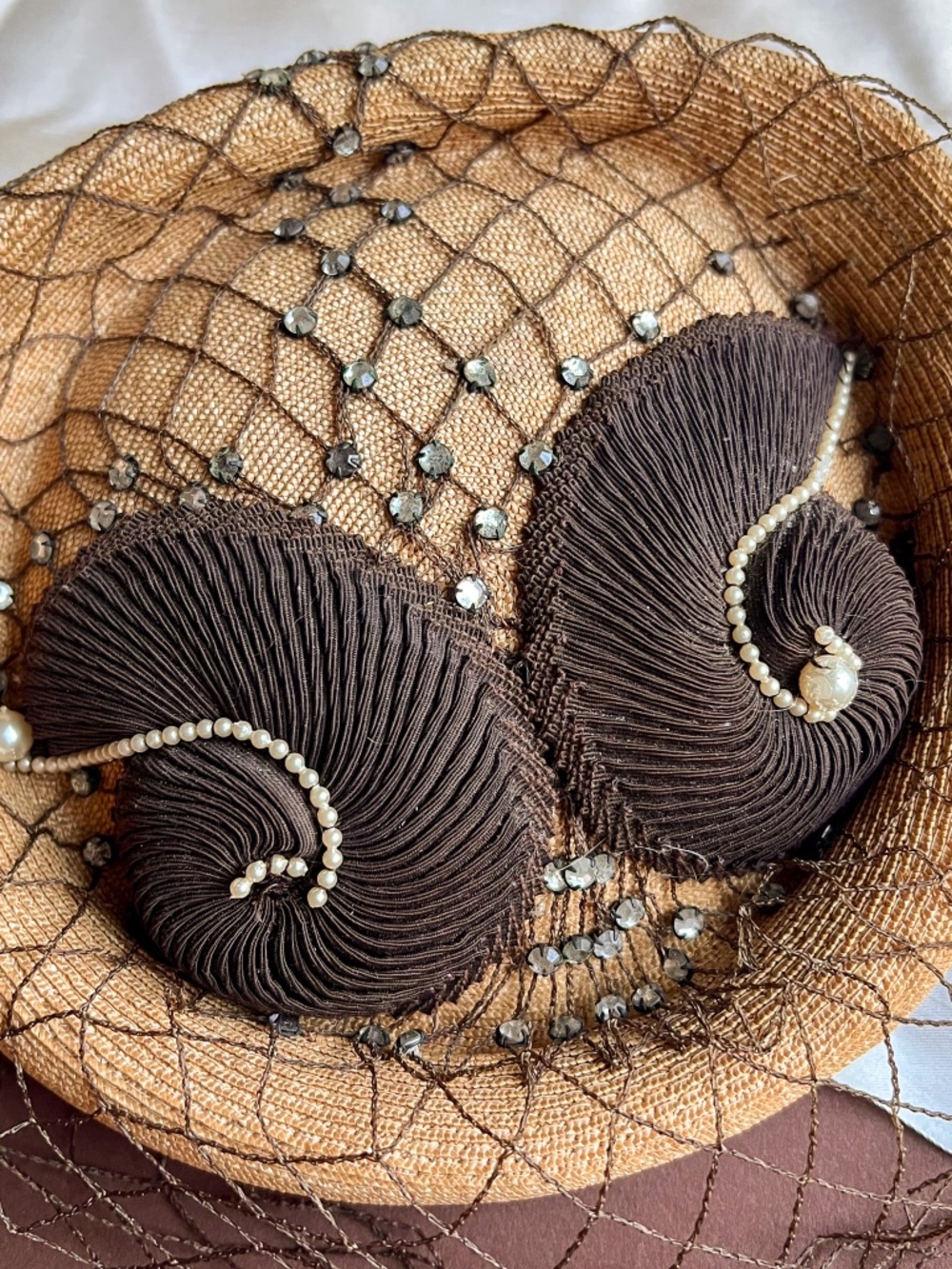 Vintage 1940s Straw Hat With Rhinestones and Brown Netting - Picture 5 of 9